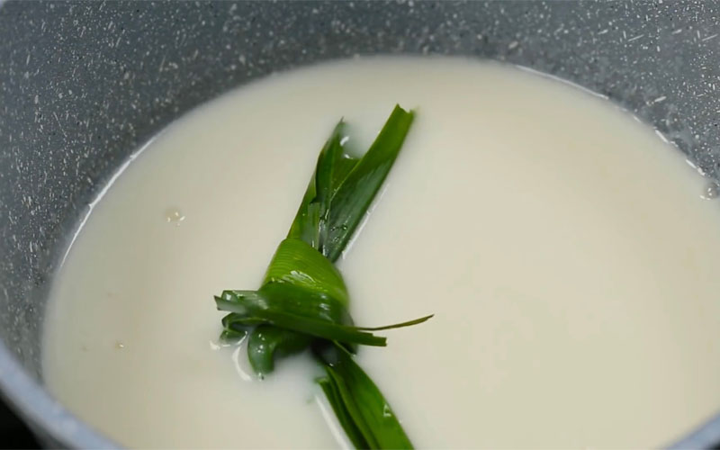 Nấu nước cốt dừa